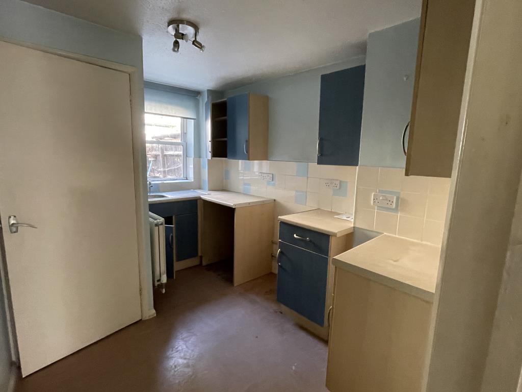 Lot: 12 - HOUSE FOR IMPROVEMENT IN TOWN CENTRE - Kitchen in house for improvement